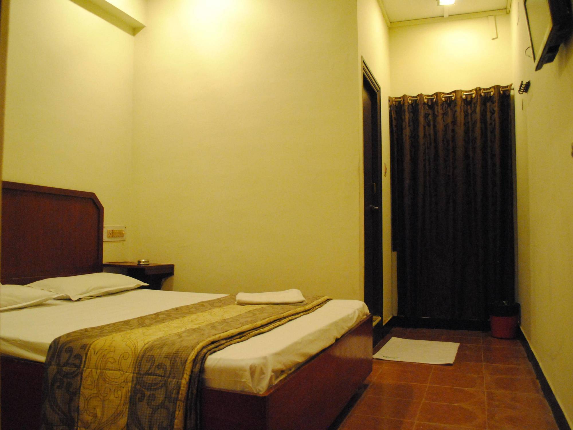 Deluxe Hotel Chennai Eksteriør billede