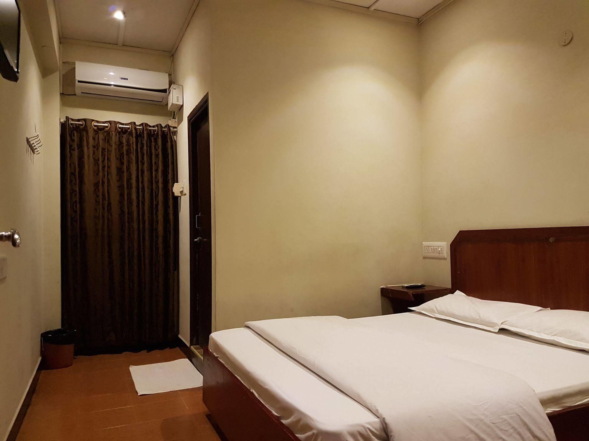 Deluxe Hotel Chennai Eksteriør billede