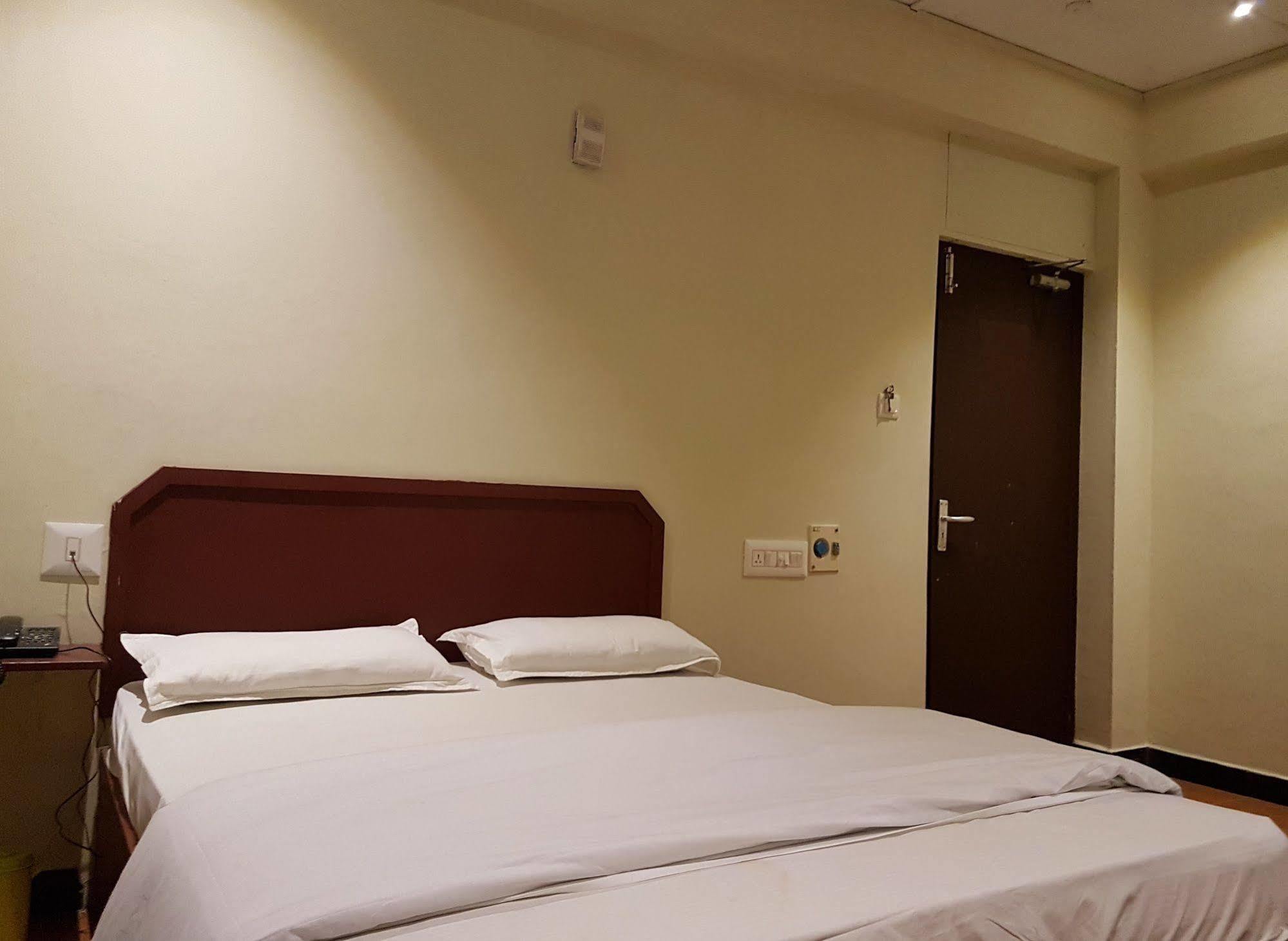 Deluxe Hotel Chennai Eksteriør billede
