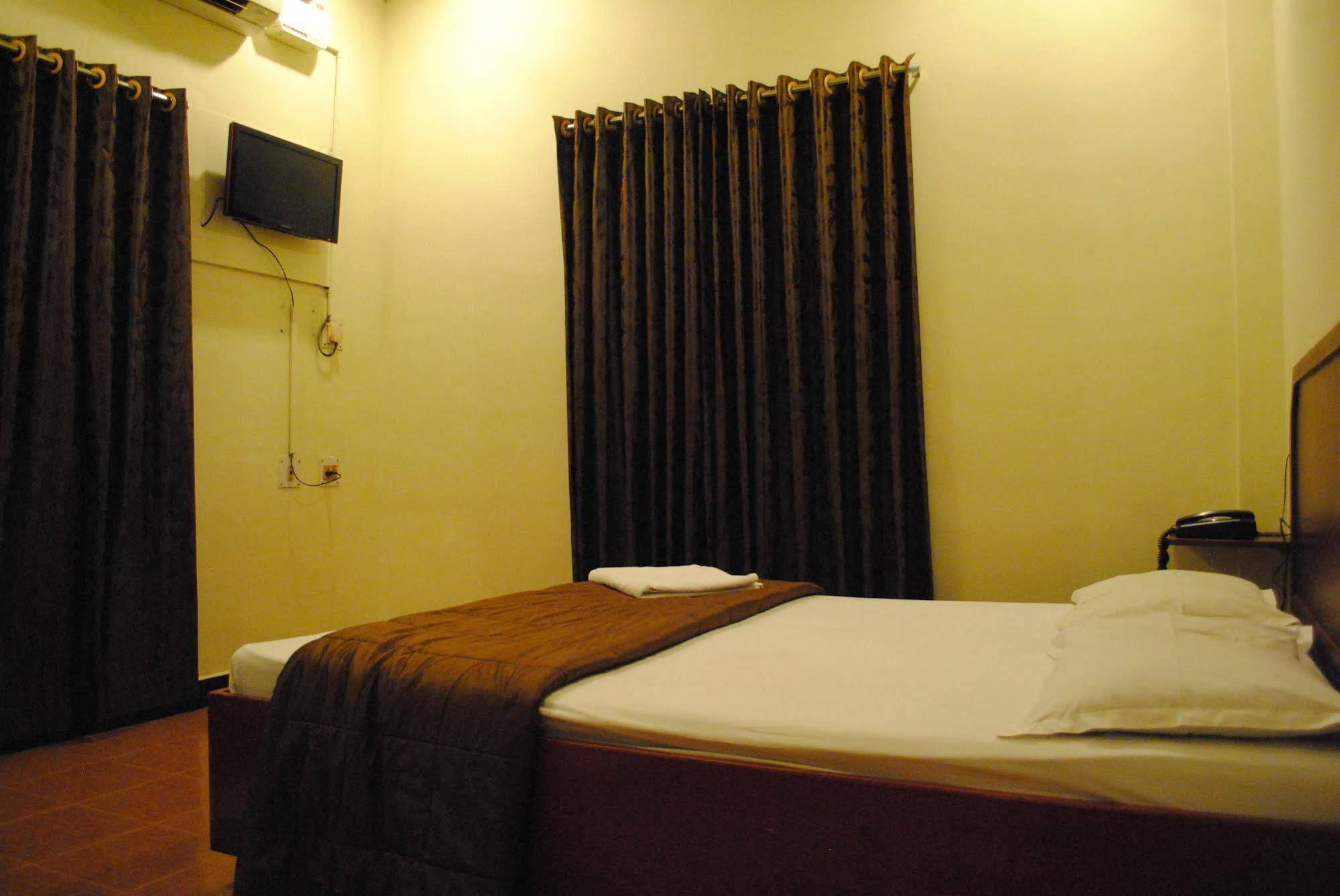 Deluxe Hotel Chennai Eksteriør billede